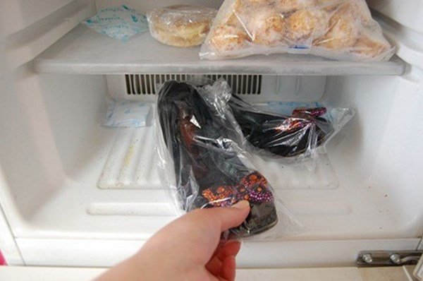 Bảo quản giày bằng cách bỏ vào tủ lạnh
